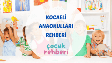 Kocaeli anaokuları sınıf ortamında öğretmen ve çocuklar birlikte etkinlik yapıyor